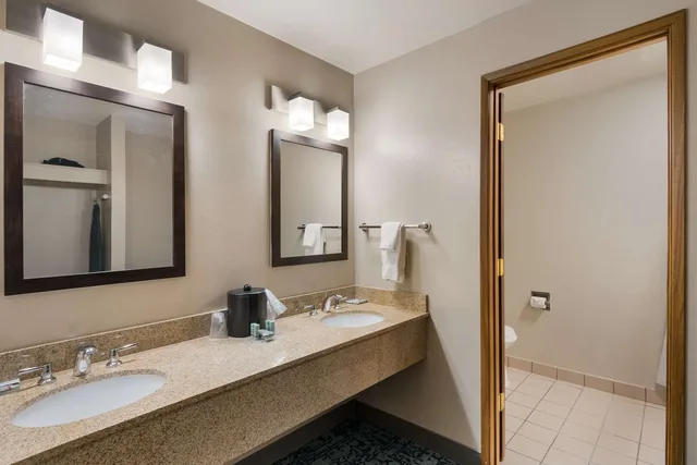 غرفة بسريرين كوين مع أريكة يُسمح فيها بالحيوانات الأليفة، Best Western New Oregon 3/3