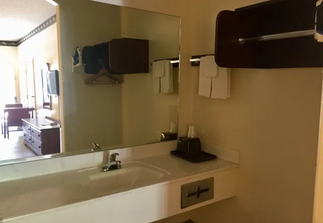 2 Rooms, Business, Suite, King Bed, Pool Side، Texas Inn and Suites - Rio Grande Valley 9/10