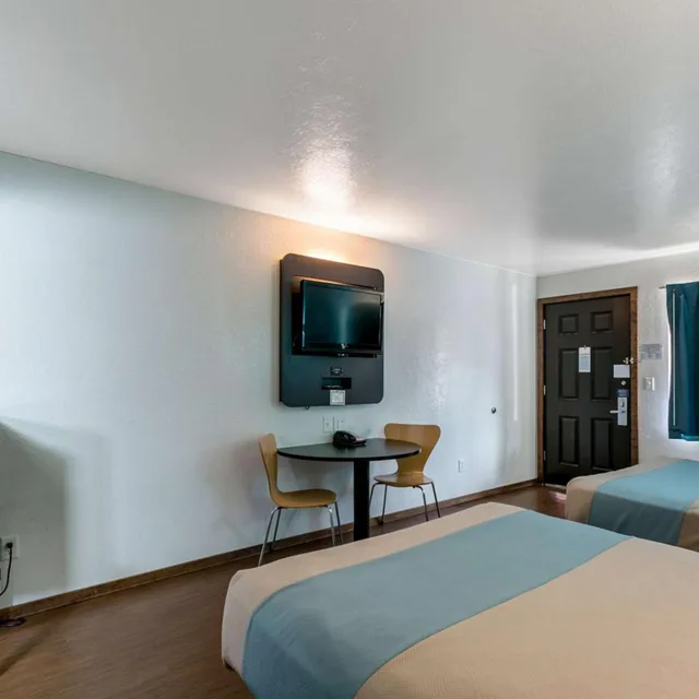 2 Queen Beds - Non-Smoking, Mini Fridge، Motel6 Missoula MT - University 7/10