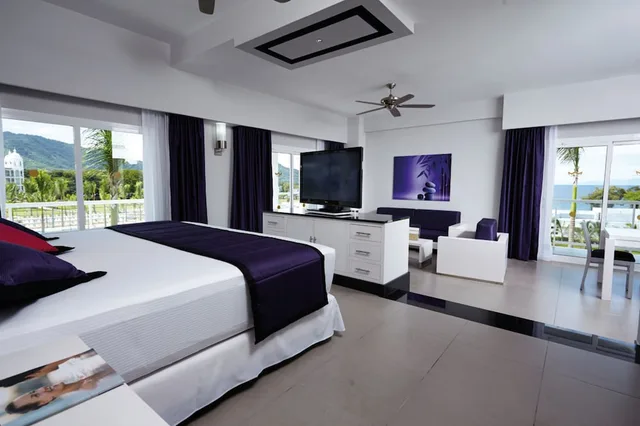 جناح بسرير كينج بإطلالة على البحر بحوض جاكوزي، RIU Palace Costa Rica All Inclusive 1/2
