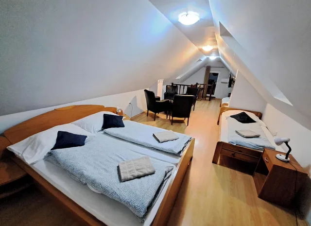 Room, Quadruple, Queen and Twin Beds, Penzion Al Corso 3/9