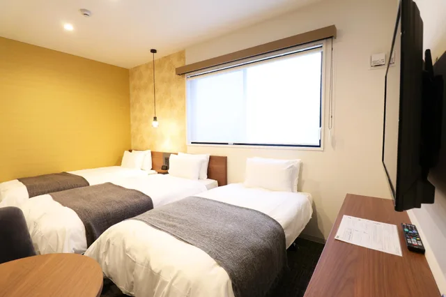 غرفة بثلاثة أسرّة مع سرير إضافي، M's Hotel Nijojo Oike 1/3