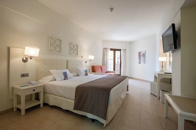 غرفة عائلية بسريرين منفصلين بإطلالة جزئية على البحر مع أريكة، Vila Gale Isla Canela 7/10