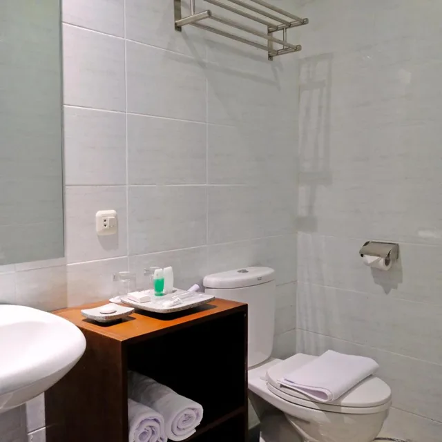 غرفة بسرير مزدوج بإطلالة على المسبح، The Nalaya Hotel & Resto 7/8