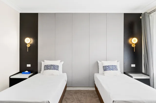 غرفة قياسية بسرير كوين وسرير فردي، WM Hotel Bankstown 2/3