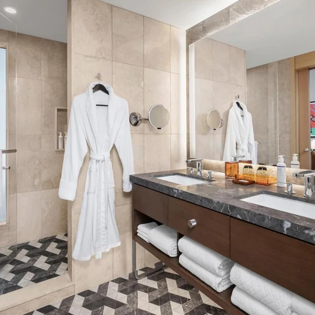 غرفة تنفيذية بسرير كوين في طابق مرتفع لذوي الإعاقة، The Joseph A Luxury Collection Hotel Nashville 2/2