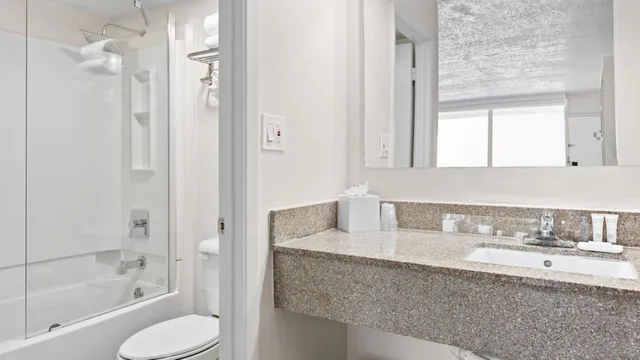 غرفة بسرير كينج، Baymont by Wyndham Jacksonville Airport 3/4