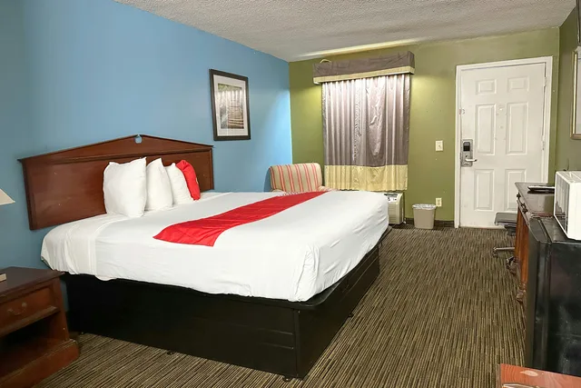 غرفة بسرير كينج للمدخنين، Bonita Lakes Inn by Capital O Meridian I20 4/10