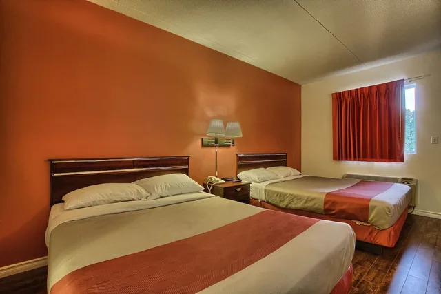 غرفة قياسية بسريرين كوين، Motel6 Windsor ON 3/8