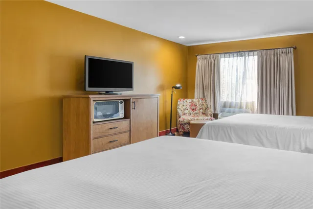 Room, 2 Queen Beds, Surestay Hotel By Best Western Camarillo 2/6