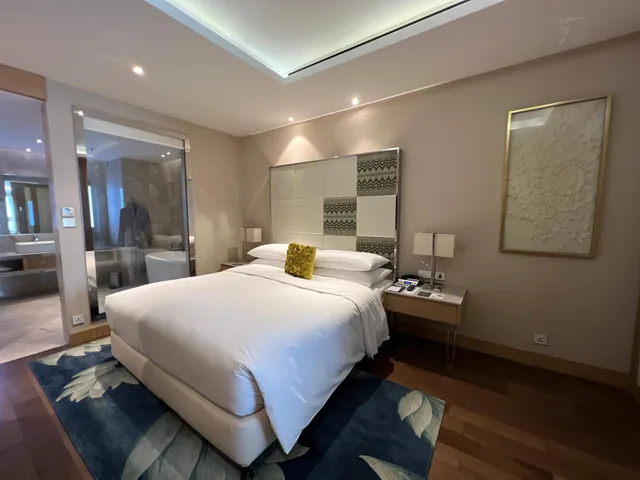 جناح بسرير كينج مع دخول صالة النادي، Renaissance Dhaka Gulshan Hotel 2/6