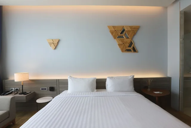 غرفة ديلوكس بسرير كينج بشرفة، The Signature Hotel Airport 2/8
