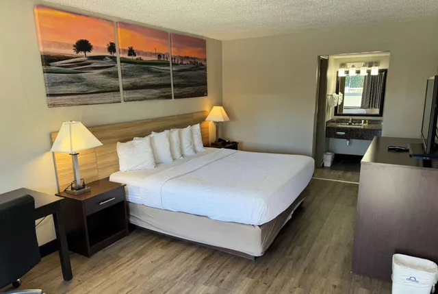 غرفة قياسية بسرير كينج للمدخنين، Days Inn by Wyndham Brooksville/Dade City 1/2