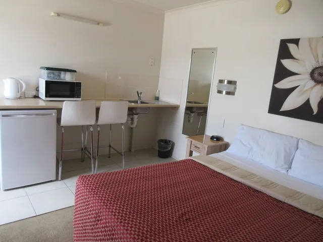غرفة بسرير كوين، NAMBOUR LODGE MOTEL 2/3
