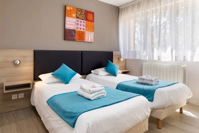 Room, Twin Beds, San Balcony، Hotel Club Le Capet 2/9