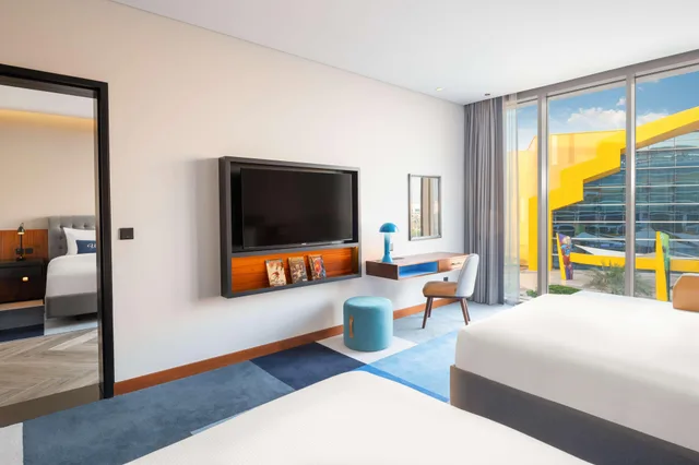 غرفة قياسية بسريرين منفصلين، The WB Abu Dhabi, Curio Collection by Hilton 3/7