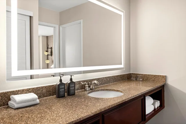 جناح بسريرين كوين بغرفة نوم واحدة بغرفتين مع أريكة، Sheraton Suites Galleria Atlanta 3/6