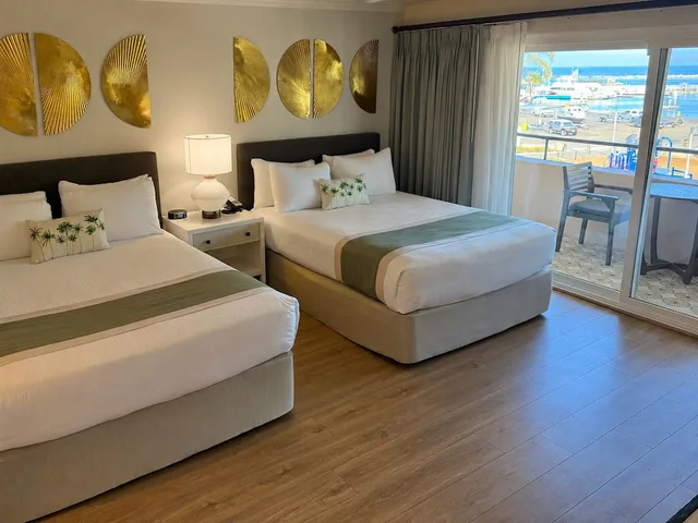 غرفة بسريرين كوين بإطلالة على البحر بشرفة، Beachside Inn 1/6