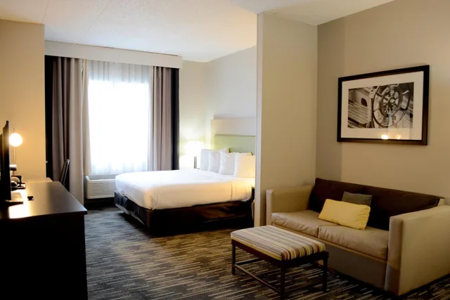 جناح بسرير كينج مع أريكة، Country Inn and Suites by Radisson, Port Clinton, OH 3/6