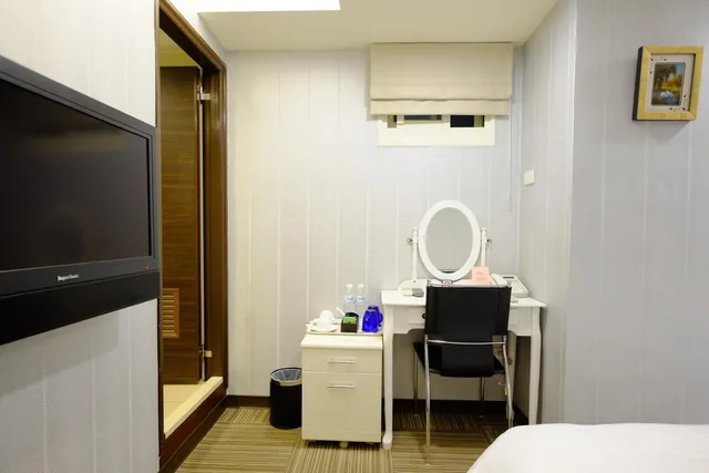 Classic, Queen Bed, No Window، If Inn 4/4