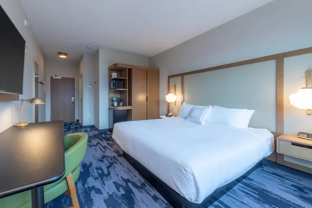Room, King Bed, Fairfield Inn & Suites by Marriott Revelstoke 2/10