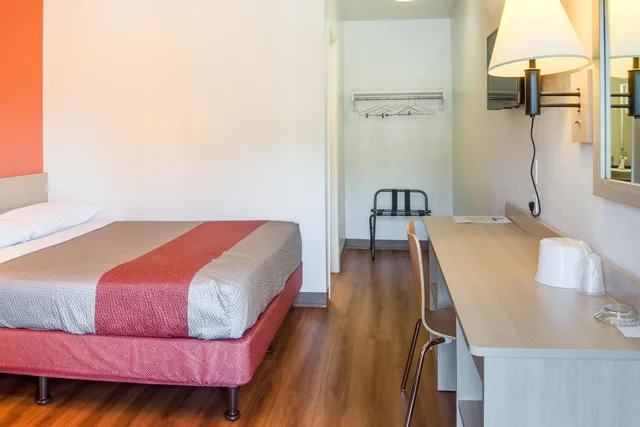 غرفة بسرير كوين لغير المدخنين، Motel6 Kelso, WA - Mt. St. Helens 6/10
