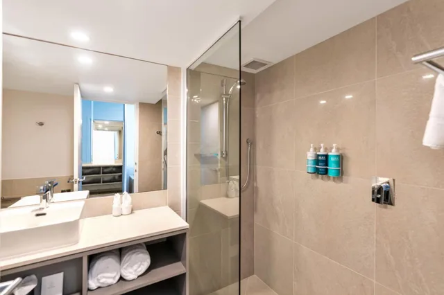 غرفة ديلوكس بسرير كينج وسريرين كوين بإطلالة على المسبح، Novotel Cairns Oasis Resort 4/6