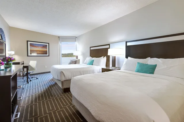 غرفة قياسية بسريرين كوين لذوي الإعاقة، Delamar Traverse City 1/3