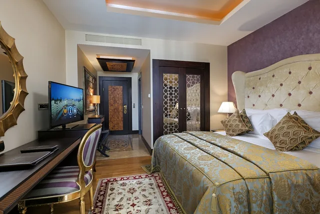 غرفة كلاسيكية بسرير كوين، Mardan Palace 1/3