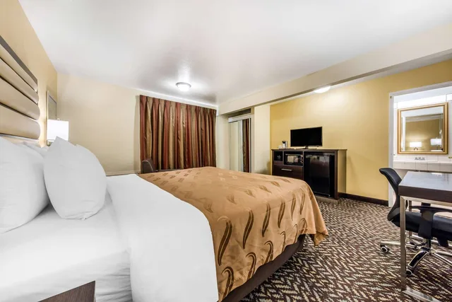 غرفة بسرير كينج، Quality Inn & Suites Capitola By The Sea 1/3