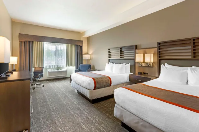 غرفة بسريرين كوين مع أريكة يُسمح فيها بالحيوانات الأليفة، Best Western Plus Heber Valley Hotel 1/3