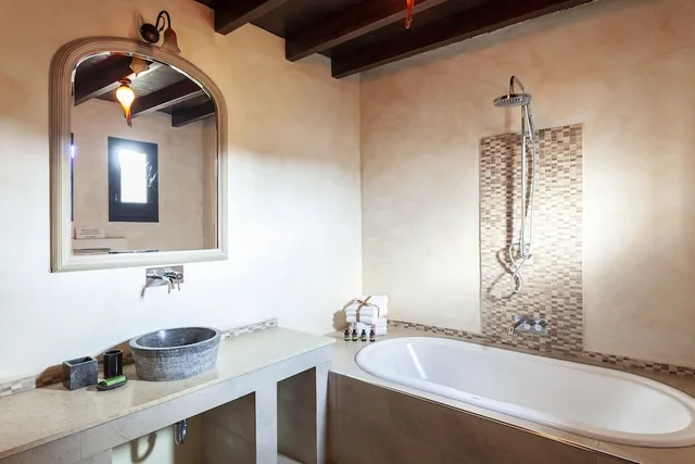 Grand, Master, Suite, King Bed، Spirit Of The Knights Boutique Hotel 3/3