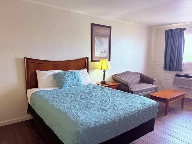 غرفة بسرير كوين لغير المدخنين، Champions Inn Del Rio Near Lake 2/10