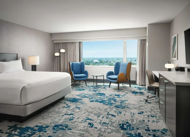 غرفة ركنية بسرير كينج مع أريكة، Hilton San Jose 1/2