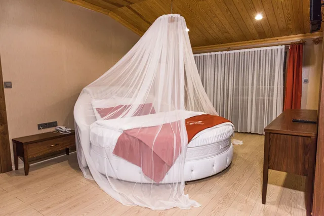 جناح ملكي بسريرين منفصلين بإطلالة على النهر بغرفتي نوم، Resort Kaman Hotel 2/3