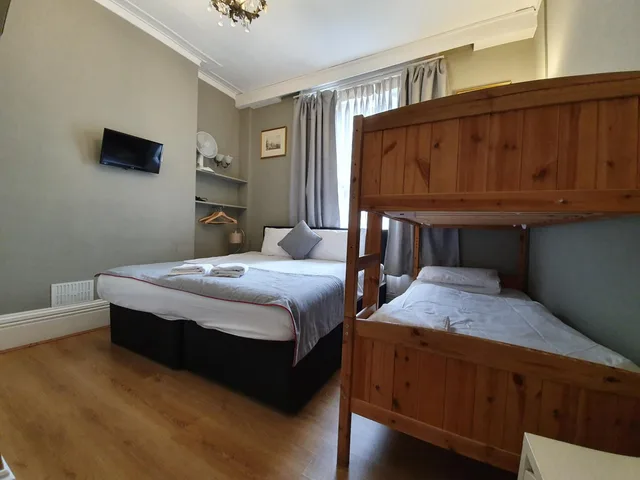 Quad Room External Private Bathroom, Ebury House Hotel 3/4