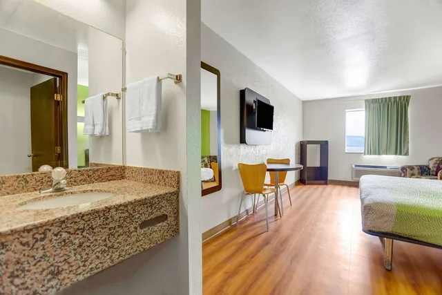 جناح بسرير كينج، Motel6 Moriarty, NM 5/8