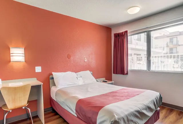 غرفة ديلوكس بسرير كوين للمدخنين، Motel6 Medford, OR 2/7