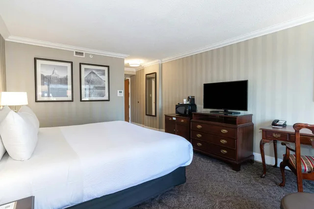 Deluxe, King Bed, Middle Floor، Sandman Signature Edmonton Downtown Hotel 3/4