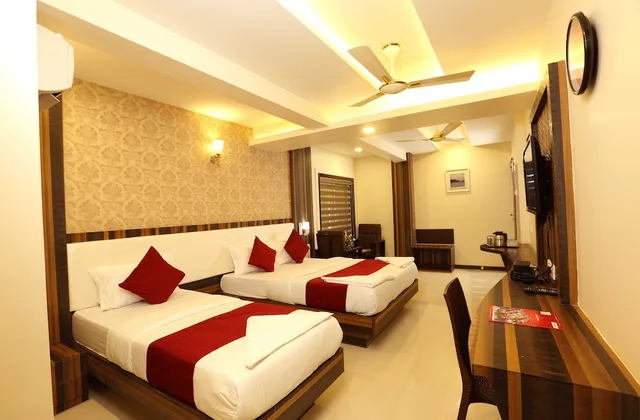 غرفة عائلية رباعية بسرير كوين وسريرين منفصلين بغرفة نوم واحدة بحمام خاص، Hotel Kochi Caprice 2/3