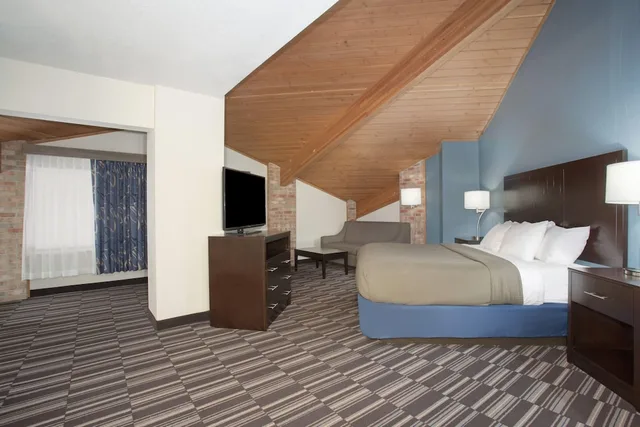 Superior, Studio, Suite, King Bed, Pool View, AmericInn by Wyndham Mount Pleasant 2/6