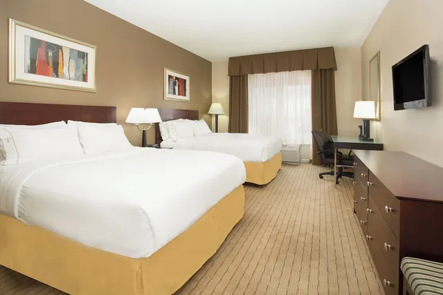 غرفة قياسية بسريرين كوين، Holiday Inn Express and Suites Minot 1/3