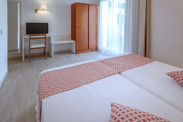 Room, Double Bed, Balcony, GHT Balmes Hotel, Aparthotel & Splash 3/10