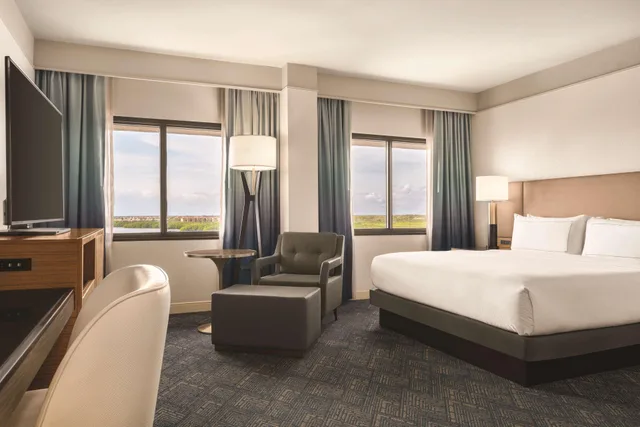 Room, King Bed, Bay and Pool View، Doubletree By Hilton Tampa Rocky Point Waterfront 1/1