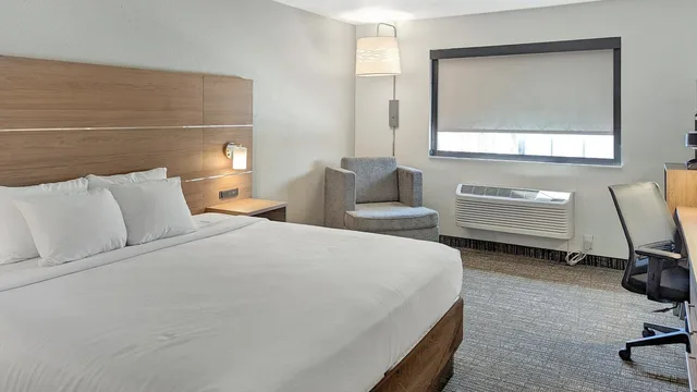 غرفة بسرير كينج، Estherville Hotel Amp Suites 1/10