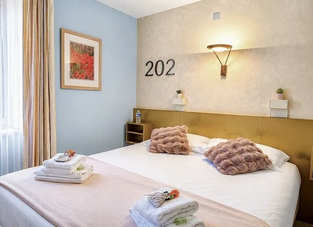 غرفة بسرير كوين، HOTEL LE LION D'OR 1/10