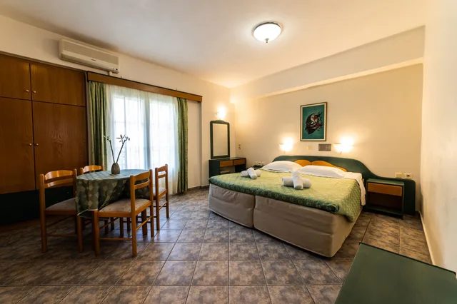 استوديو، Odeon Hotel 1/8