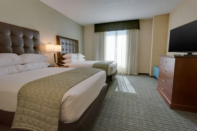 جناح بسريرين كوين بغرفتين مع أريكة بحوض استحمام لذوي الإعاقة، Drury In and Suites Gainesville 1/2