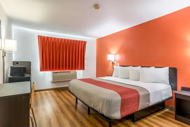 Room, King Bed, Smoking, Motel6 Barkeyville, PA 1/10