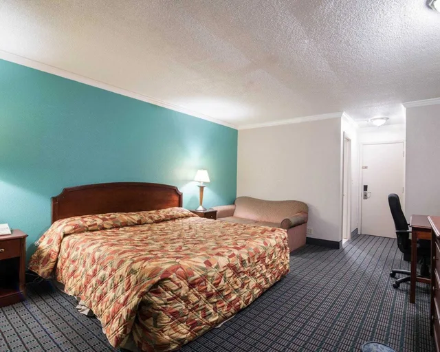 Standard, King Bed, Rodeway Inn Syracuse Carrier Circle 1/2